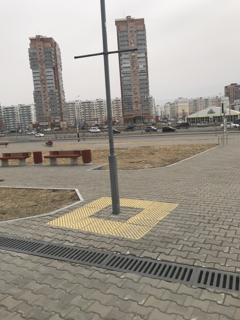 Тактильные указатели-полоса выложенная по контуру препятствия для слабовидящих.JPG