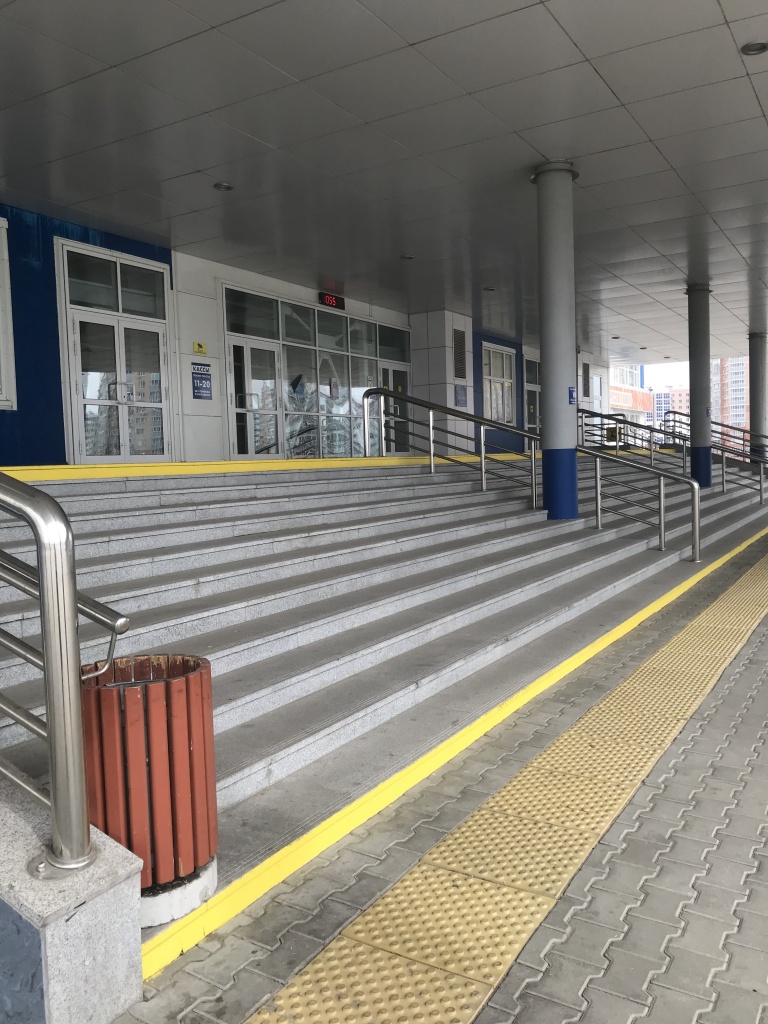 Тактильный указатель- полоса контрастного цвета выложенная пере препятствием- вход в кассу Арены Ерофей .JPG