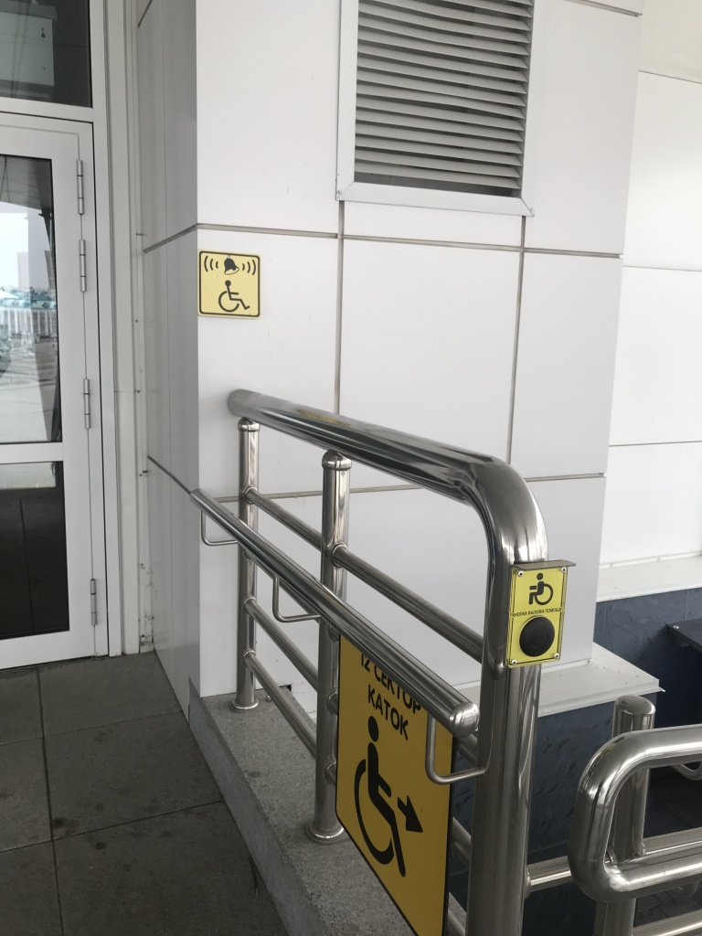 Кнопка вызова персонала вход в кассу.JPG