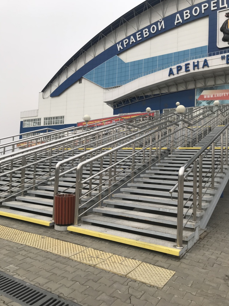 Тактильные указатели перед препятствием выделенные контрастным цветом краевык ступени лестничных маршей.JPG