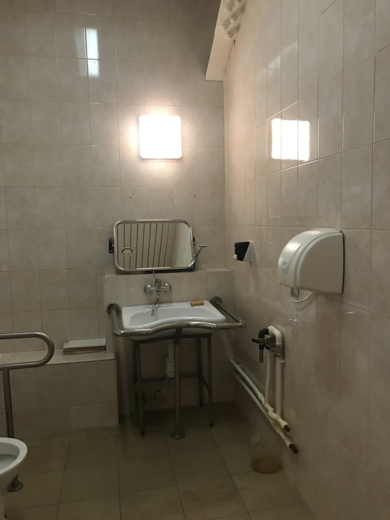 Оборудование санитарной комнаты зеркало поворотное .JPG